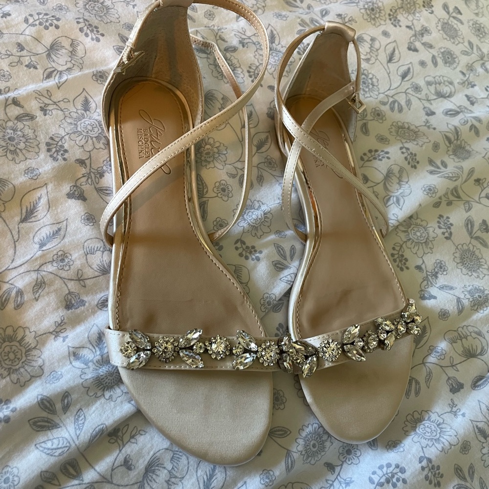 Elegant Strappy Sandals with Rhinestone Detailing